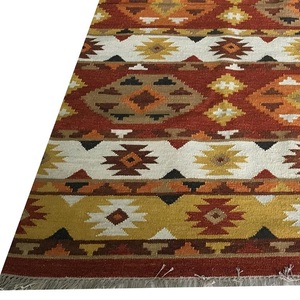 พรมของชนเผ่าสานด้วยมือที่มีลวดลายเรขาคณิตและดอกไม้ - Product Image 2