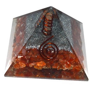 Achetez en ligne des pyramides d'orgone en cornaline avec pointe de cristal : Pyramides d'orgone en cornaline avec pointe de cristal à vendre - Product Image 1