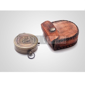 Boussole à ailettes en laiton de style nautique vintage avec étui en cuir, objet décoratif maritime antique, cadeau de collection pour la décoration de bureau et de maison - Product Image 1