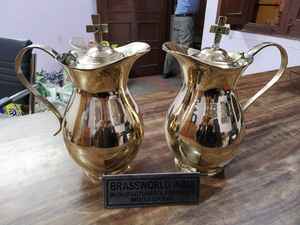 Latón comunión jarra con la Iglesia suministros - Product Image 3