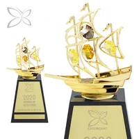Kişiselleştirilmiş lüks altın kaplama yelkenli heykelcik ile dekore edilmiş parlak kesim kristaller ödülü Trophy