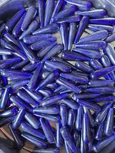 Vente en gros de perles de verre cristal en forme de larme rouge faites à la main de manière unique Perles au chalumeau finies arc-en-ciel - Product Image 3