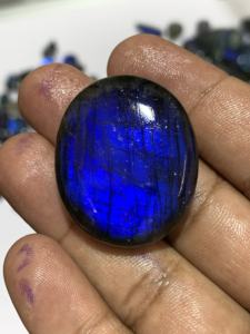 Cabujón de Labradorita Natural de Alta Calidad AAAAA con Efecto de Cambio de Color y Acabado Pulido Suave - Product Image 2