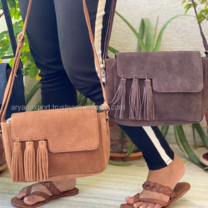 Sac à bandoulière en cuir suédé pour femmes, sacoche fait à la main, élégante, avec pompon - Product Image 3