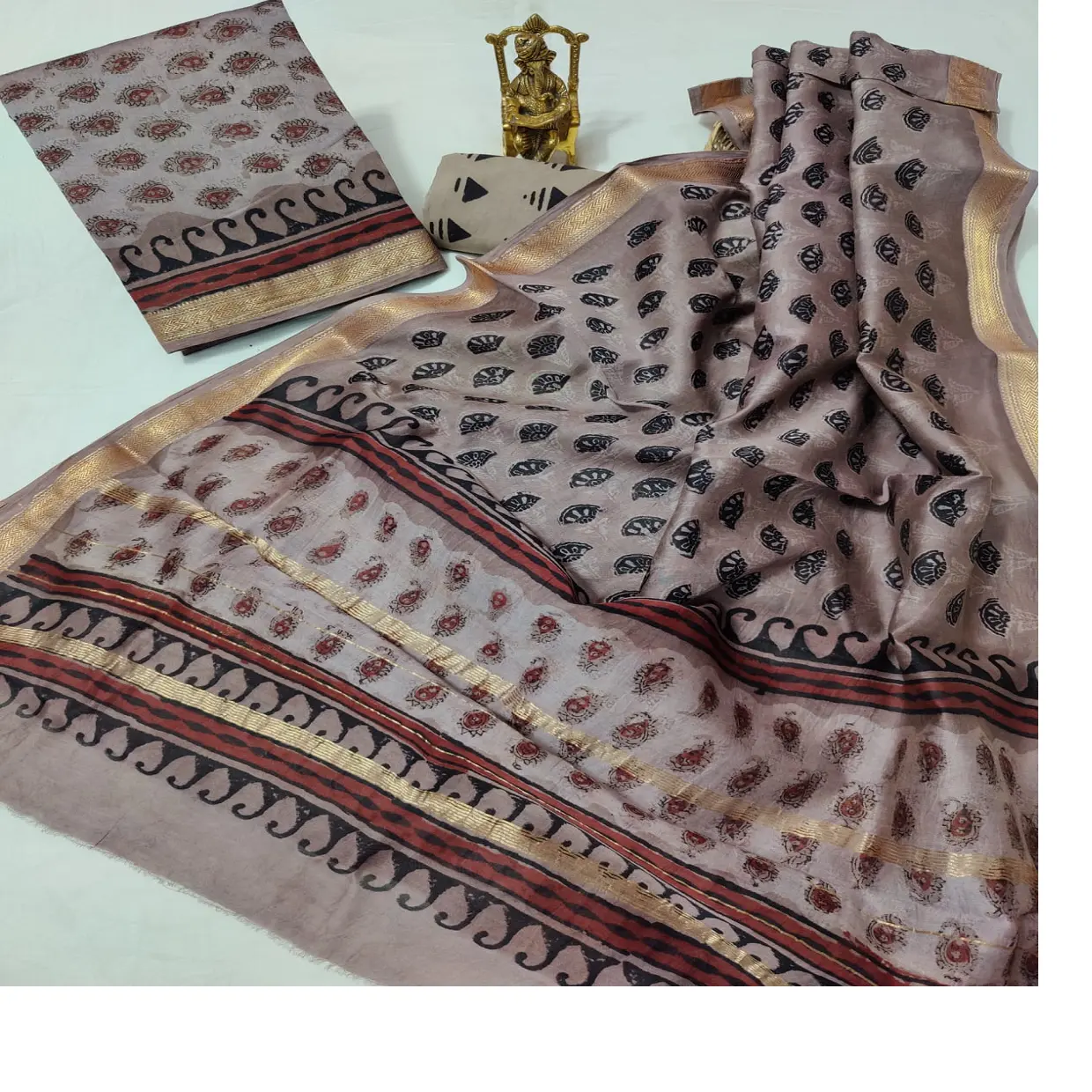 Tessuti di seta stampati con blocchi di legno personalizzati con stampe etniche indiane adatti per designer di abbigliamento e produttori di abbigliamento