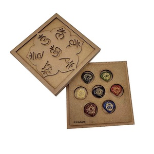 คริสตัลบำบัดหินจักระเรกิสลัก,ชุดจักระเรกิเจ็ดชิ้นพร้อมกล่องไม้: หินเรกิ Agate 7ชุดจักระพร้อมกล่อง - Product Image 4