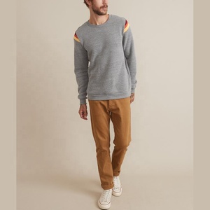 เสื้อสเวตเชิ้ตคอกลมโอเวอร์ไซส์สำหรับผู้ชาย ผ้าฝ้าย 100% ผ้าฟลีซ อุ่นสบายสำหรับฤดูหนาว สไตล์สตรีทแวร์ เสื้อพูลโอเวอร์ลำลอง แฟชั่น OEM รับผลิตแบรนด์ส่วนตัว ปักลาย - Product Image 4