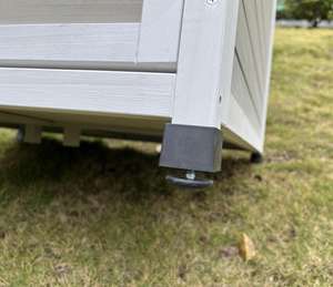 Caseta para Perros Elevada de Madera Resistente a la Intemperie, Estilo Cabaña, con Puerta - Product Image 4