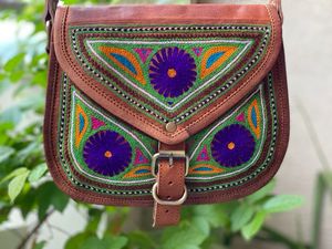 Bolso Bandolera Cruzado de Cuero de Cabra Hecho a Mano con Bordado Rajasthani de 7*9 Pulgadas - Product Image 2