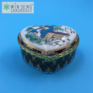 Joyero de porcelana de estilo chino con pintura de tinta de mujer Solución de almacenamiento elegante y única - Product Image 3