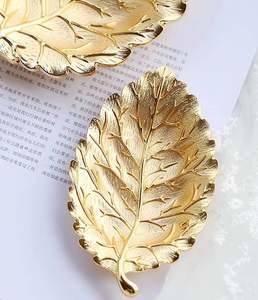 Plato Decorativo con Forma de Hoja en Aluminio con Acabado Dorado, Ideal para Bodas y Eventos, Vajilla para Picnics y Catering - Product Image 6