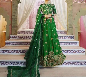 Designer Linen Lehenga Choli Vêtements de mariée asiatiques lourds brodés au sol pour les mariages - Product Image 2