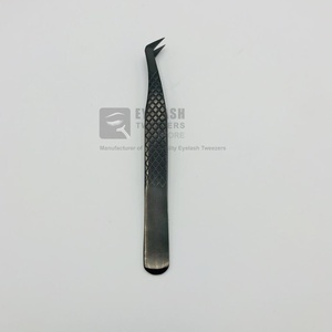 Pinzas de pestañas de acero inoxidable sostenibles japonesas de plasma negro con logotipo personalizado fibra de agarre de diamante pestañas profesionales probadas a mano - Product Image 4