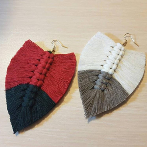   El arte del macramé hecho a mano: pendientes de plumas y borlas - Product Image 1