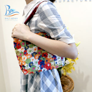 Sac à main en toile à longue sangle avec broderie de fleurs élégantes - Product Image 2