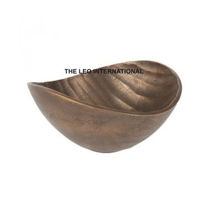 Bol décoratif en métal doré tendance avec un design unique à bords brisés, forme ronde moderne pour une décoration élégante de la salle à manger et de la maison - Product Image 2