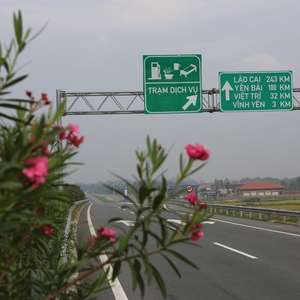 รั้วทางหลวงผู้ผลิต/เครื่องขึ้นรูปม้วนสำหรับขาย,การจราจรบนถนนปลอดภัยลูกฟูกคานทางหลวงยามรถไฟสำหรับขาย - Product Image 1