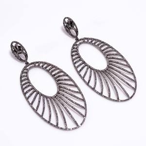 ต่างหูเงินแท้ 925 ชุบดำ ประดับเพชรเม็ดเล็ก ดีไซน์สวยหรู ยอดนิยม เหมาะสำหรับผู้ชาย ใส่ในโอกาสพิเศษ ฉลองครบรอบ สีดำ - Product Image 4