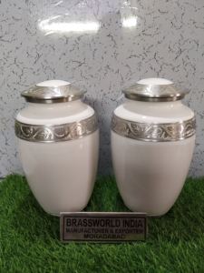 Urna de cremación para adultos de estilo americano de aluminio blanco con detalles en madera y latón de Brassworld India Funeral Supplies - Product Image 4