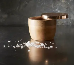 便宜的盐木碗和厨房多功能