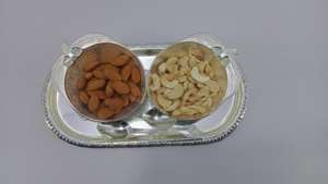 El último juego de dos cuencos para servir chapados en plata con 2 cucharas y bandejas chapadas en plata: un artículo de regalo perfecto para una cena elegante. - Product Image 3