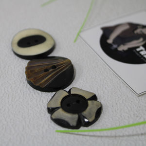 Botones de cuerno de búfalo hechos a mano blanco y negro marrón con diseños circulares y florales tallados para decoración de ropa - Product Image 2