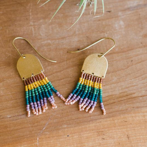 Pendientes Hechos a Mano con Cuentas de Latón y Semillas, Diseño Felicidad - Product Image 1