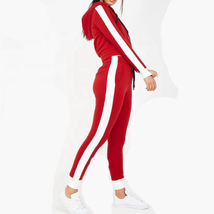 Ensemble de survêtement rouge à capuche pour femme avec bandes latérales blanches, manches longues, coupe ajustée, longueur cheville, tenue sportive tricotée deux pièces - Product Image 4