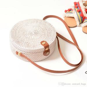Bolso de ratán redondo de cantina cruzada de alta moda con lazo Hecho a mano sostenible en Bali Cierre de cremallera Accesorio diario de moda - Product Image 1