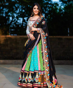 Tenue de fête Nouvelle collection dernière tendance Designer indien Travail manuel Multicolore Coton Soie Lehenga Choli Blouse Traditionnel Personnalisé - Product Image 1