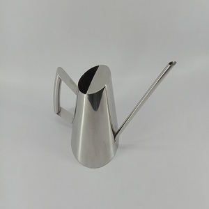 Pichet à vin moderne en acier inoxydable avec bec verseur col de cygne et poignée ergonomique pour bar et salle à manger. - Product Image 3