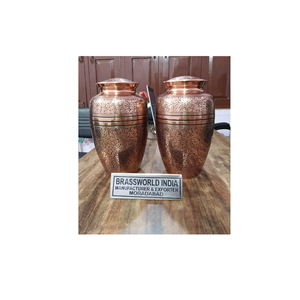Urne funéraire en métal de style américain Brassworld India, entièrement gravée avec finition cuivre, modèle BRU-4092, pour adultes. - Product Image 1