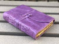 Libreta de Cuero Vintage NEW ERA Cosida a Mano - Diario de Tapa Dura Morado con Papel de Borde Rústico, Personalizable con Logotipo Corporativo