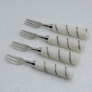 Ensemble de 4 fourchettes faites à la main de meilleure qualité en acier inoxydable brillant et poignée en résine au design unique pour la vaisselle de mariage - Product Image 4