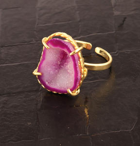 Bague en agate géode druse violette chaude, plaquée or 18 carats, faite à la main, sertie à griffes, réglable, cristal druse irrégulier - Product Image 6