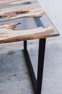 Meubles anciens design Table basse transparente en résine époxy, bois massif à bord vif avec pieds en métal Table centrale - Product Image 5