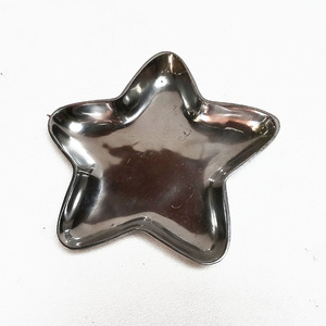 Moonlit Metal Starry Serve The Petite Gleam Cosmo Tray Charm Plate Chapado en oro Juego de bandejas de metal en forma de corazón - Product Image 2