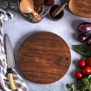 Planche à découper ronde de luxe sculptée à la main en bois de Sesham Accessoire de cuisine essentiel avec un design intemporel - Product Image 1