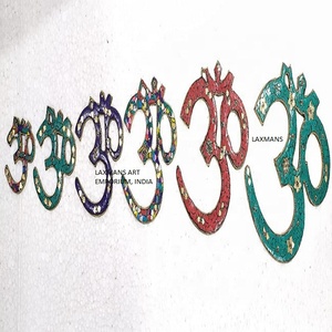 Ensemble de 6 tentures murales en métal Om fabriquées à la main Sculpture en résine avec figurine d'art en pierre colorée directement de l'Inde Vente en gros - Product Image 2