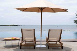 Mejor Silla de Exterior en Madera de Teca con Tela Blanca Hecha a Mano 'Cayman' de Indonesia para Hotel de Playa - Product Image 3