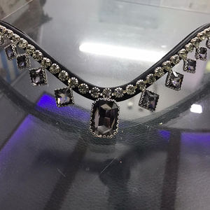 Bandeau élégant de style goutte avec des pierres de cristal de 12 mm, proposé dans diverses couleurs et tailles pour les chevaux - Product Image 1