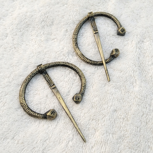 Broche en cuivre forgé unique en forme de fer à cheval viking artisanal pour ceinture pour femmes, broche en bronze de Finlande - Product Image 2