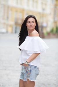 Vestido de Lino 100% Ecológico para Mujer, Estilo A-Line con Volantes, Color Blanco Sólido, Mini, de Verano, con Hombros Descubiertos, Formal, en Oferta - Product Image 4