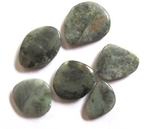 Grossiste en cristaux tendance, pierres de guérison, labradorite, pierres en forme de disque non taillées - Product Image 1