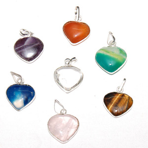 Mejor Relación Calidad-Precio de Colgantes de Corazón con Piedras Preciosas Mixtas: Colgantes de Corazón con Piedras Preciosas Mixtas en Venta - Product Image 1