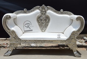 Las decoraciones elegantes del sofá de la boda de la novia agregan encanto a su día especial - Product Image 5