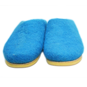 Zapato sin cordones de fieltro azul ecológico para invierno y primavera, accesorio antideslizante para sala de estar, cocina y oficina, hecho a mano en Nepal - Product Image 1