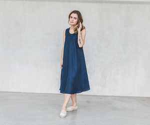 Nuevo vestido de lino para mujer, diseño moderno, color azul oscuro, tela crepé, cuello redondo, sin mangas, largo hasta la rodilla, sexy. - Product Image 1