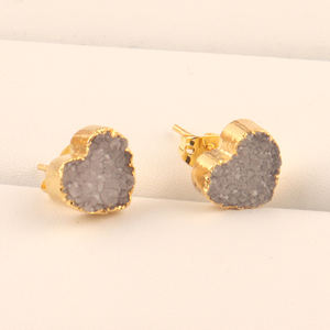 Pendientes de corazón con drusa de azúcar gris natural, chapados en oro, pequeños pendientes de corazón con cierre de rosca para mujer - Product Image 5