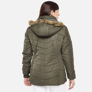 Veste d'hiver décontractée pour femmes avec col montant et décoration de boutons Pull tricoté à capuche fabriqué au Pakistan - Product Image 5